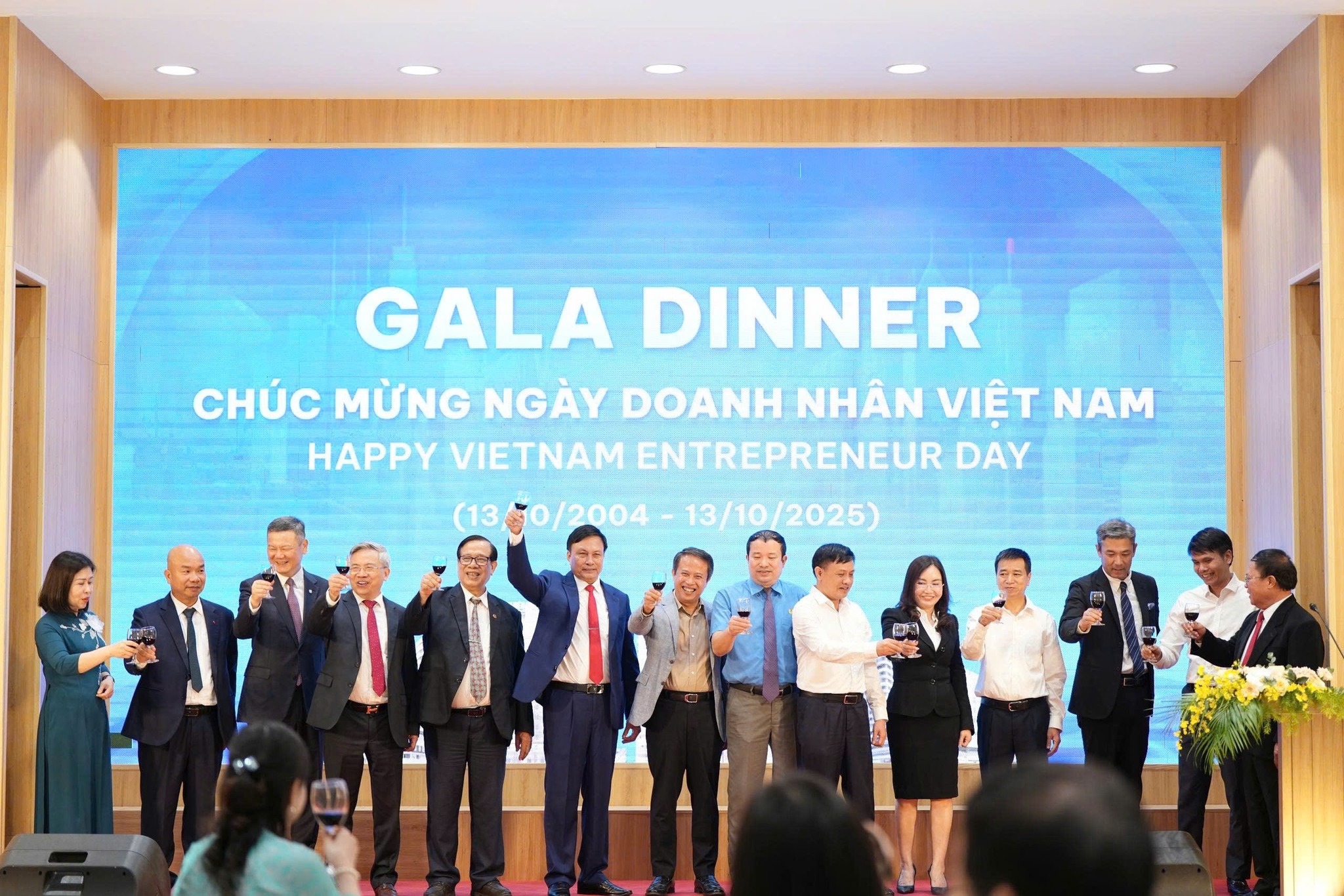 TỔNG CÔNG TY HÀNG KÊNH TỔ CHỨC HỘI NGHỊ KỶ NIỆM NGÀY DOANH NHÂN VIỆT NAM VÀ LỄ KÝ KẾT CÁC BIÊN BẢN HỢP TÁC CHIẾN LƯỢC: “HỘI TỤ TRÍ TUỆ – KẾT NỐI CÔNG NGHỆ – KIẾN TẠO TƯƠNG LAI Y TẾ VIỆT NAM”